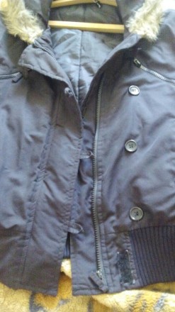 Теплая черная курточка на осень-зиму, имеет два кармана на груди, два обычных ка. . фото 3