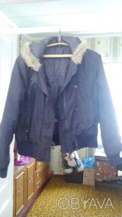 Теплая черная курточка на осень-зиму, имеет два кармана на груди, два обычных ка. . фото 1