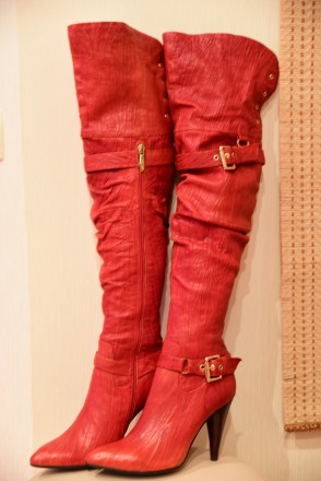 Новые, не ношеные кожаные ботфорты красного цвета, кожа не гладкая, с эффектом ж. . фото 2