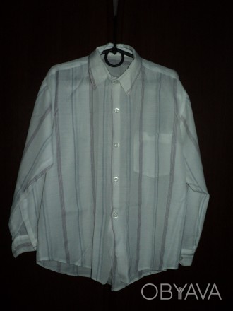 Рубашка для мальчика белая в тоненькую полоску.Длинна по спинке-56 см.,ширина по. . фото 1