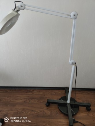Лампа лупа напольная для косметолога на тяжелом устойчивом штативе .Состояние от. . фото 2