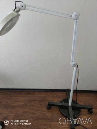 Лампа лупа напольная для косметолога на тяжелом устойчивом штативе .Состояние от. . фото 1