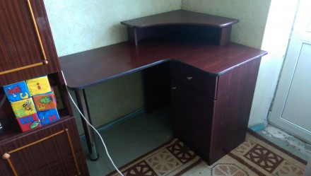 Продаю угловой стол, в хорошем состоянии, темного цвета.  Имеются незначительные. . фото 3