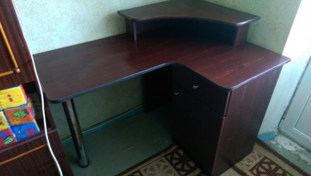 Продаю угловой стол, в хорошем состоянии, темного цвета.  Имеются незначительные. . фото 4