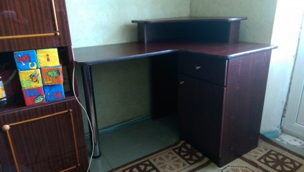 Продаю угловой стол, в хорошем состоянии, темного цвета.  Имеются незначительные. . фото 2