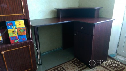 Продаю угловой стол, в хорошем состоянии, темного цвета.  Имеются незначительные. . фото 1