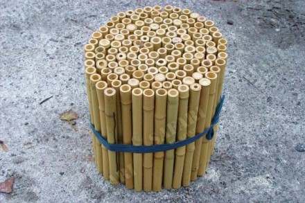 Длина:  3 м
Высота: 30 см
Диаметр бамбуковых стволов: 2-3 см

Заборчик изгот. . фото 4
