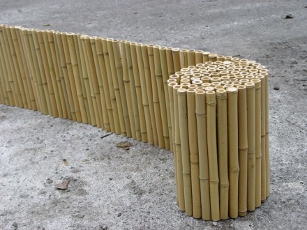 Длина:  3 м
Высота: 30 см
Диаметр бамбуковых стволов: 2-3 см

Заборчик изгот. . фото 2