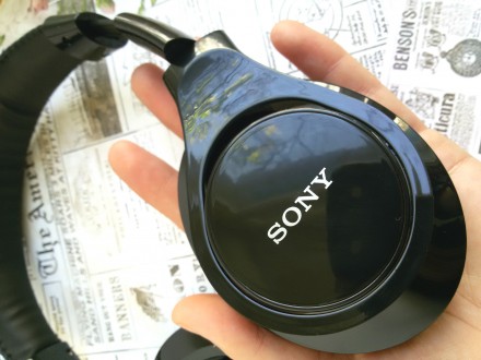 В наушниках Sony MDR-10RC звучание басов приводит к маленьким «ударам», но их не. . фото 2