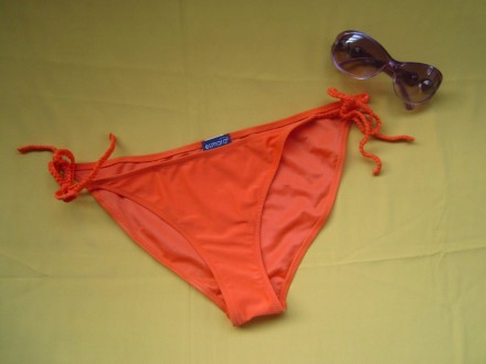 Фирменные пляжные трусики насыщенного оранжевого цвета в идеальном состоянии. ПО. . фото 2