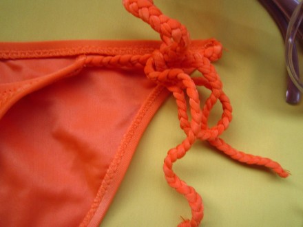 Фирменные пляжные трусики насыщенного оранжевого цвета в идеальном состоянии. ПО. . фото 4