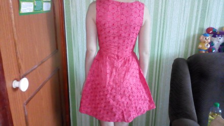Продам красивое нарядное платье кораллового цвета.Платье одевалось пару раз на т. . фото 3