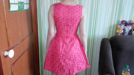 Продам красивое нарядное платье кораллового цвета.Платье одевалось пару раз на т. . фото 4