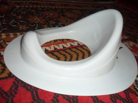 Пластмассовоей дополнительное сидение для туалета белого цвета.. . фото 4