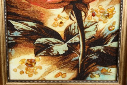 Картина, повністю виконана з бурштину (янтарю), на якій зображена ніжна троянда.. . фото 4