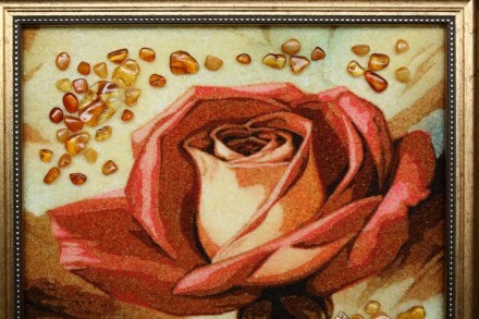Картина, повністю виконана з бурштину (янтарю), на якій зображена ніжна троянда.. . фото 3