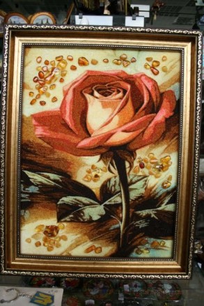 Картина, повністю виконана з бурштину (янтарю), на якій зображена ніжна троянда.. . фото 2