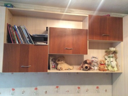 Продам стенку (состоит из платяного шкафа и навесных шкафчиков), письменный стол. . фото 3