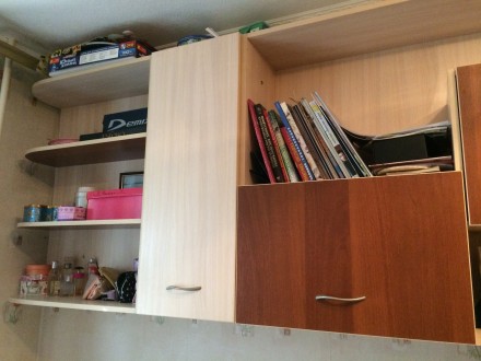 Продам стенку (состоит из платяного шкафа и навесных шкафчиков), письменный стол. . фото 6