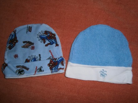 Продам шапочки на мальчика, голубая одевалась два раза, с человеком-пауком новая. . фото 3