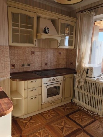  
 
Квартира в отличном жилом состоянии, две лоджии, окна МПО,лоджии дерево,с/у . Киевский. фото 3