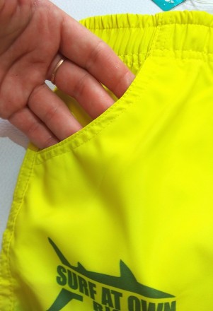 Желтые плавки - шорты с принтом для мальчика от итальянского бренда OVS в размер. . фото 4