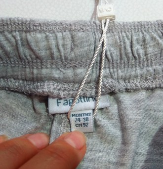 Серые однотонные шорты от итальянского бренда Fagottino для мальчика в размере 9. . фото 4