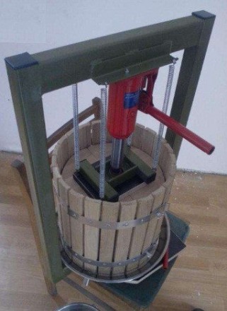 Пресс предназначен для выжимания сока из винограда, яблок, ягод, измельченных ов. . фото 4