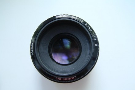 Недорогий компактний об'єктив Canon EF 50mm f/1.8 II є одним з найлегших об'єкти. . фото 2