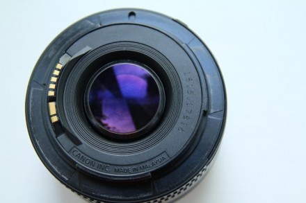 Недорогий компактний об'єктив Canon EF 50mm f/1.8 II є одним з найлегших об'єкти. . фото 4