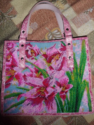Кожанная сумка 37х31 с ручной вышивкой бисер, тиснёная кожа.В реале ярко-розовая. . фото 3