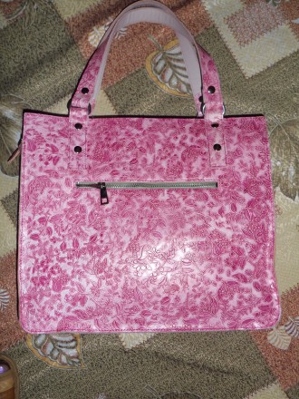 Кожанная сумка 37х31 с ручной вышивкой бисер, тиснёная кожа.В реале ярко-розовая. . фото 4