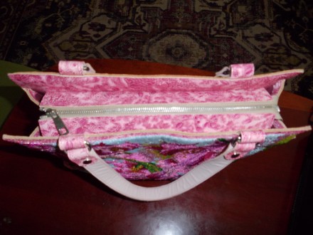 Кожанная сумка 37х31 с ручной вышивкой бисер, тиснёная кожа.В реале ярко-розовая. . фото 5