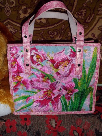 Кожанная сумка 37х31 с ручной вышивкой бисер, тиснёная кожа.В реале ярко-розовая. . фото 2