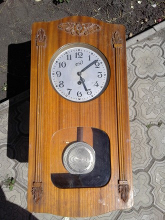 Продам деревянные старинные часы в рабочем состоянии. Часы вешаются на стену. За. . фото 3