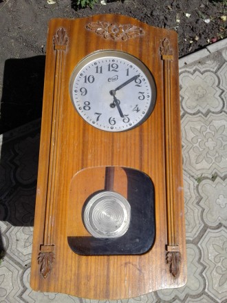 Продам деревянные старинные часы в рабочем состоянии. Часы вешаются на стену. За. . фото 2