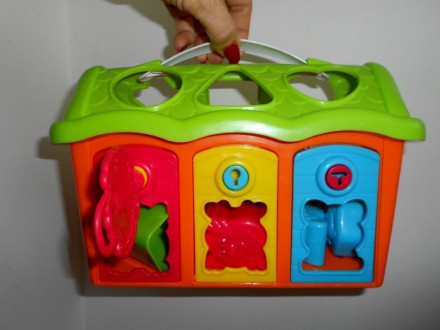 Игрушка сортер домик B&M
Размер:  26 х 16 х 12 см
Яркий пластиковый игрушечный. . фото 3