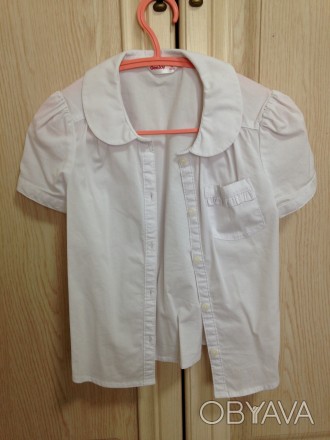 Белая рубашка для маленькой и худенькой первоклашки, дефектов нет состояние очен. . фото 1