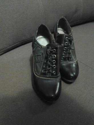 Продам женские туфли,на змейке и на шнурочках,состояние очень неплохое,каблук це. . фото 3