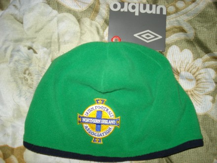 Флисовая шапка Umbro , с эмюлемой северо ирландской футбольной ассоциации.. . фото 2
