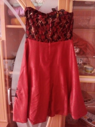 Праздничное красное платье без бретелей. Приталенное по линии талии и расклешенн. . фото 5