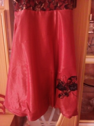 Праздничное красное платье без бретелей. Приталенное по линии талии и расклешенн. . фото 4