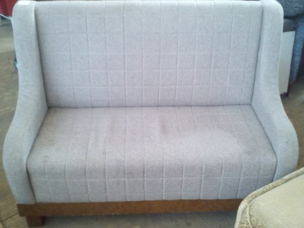 Продаеться диван серый б/у с высокой спинкой , тканевый. Диван б/у для кафе разм. . фото 2
