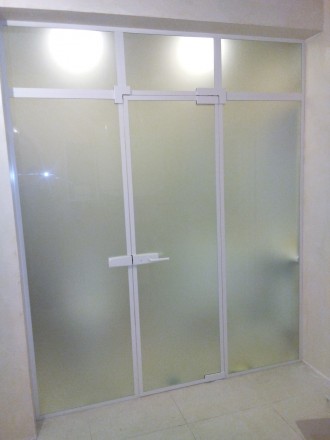 Компания ООО " В мире стекла " изготавливает под заказ двери и перегородки из ст. . фото 3