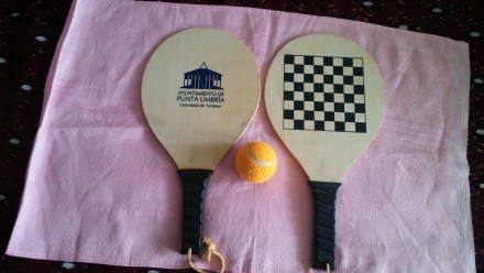 дві ракетки з мячем для гри в настільний теніс привезений із Іспании використову. . фото 2