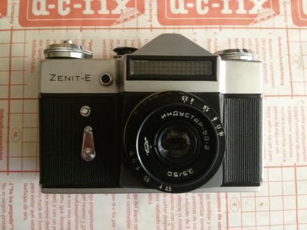 Пленочный фотоаппарат Zenit-E с объективом Индустар-50-2, в комплекте вспышка и . . фото 4