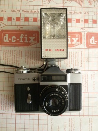 Пленочный фотоаппарат Zenit-E с объективом Индустар-50-2, в комплекте вспышка и . . фото 5
