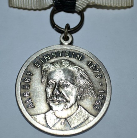 Юбилейная медаль Эйнштейн 1879- 1955,в серебре.. . фото 3