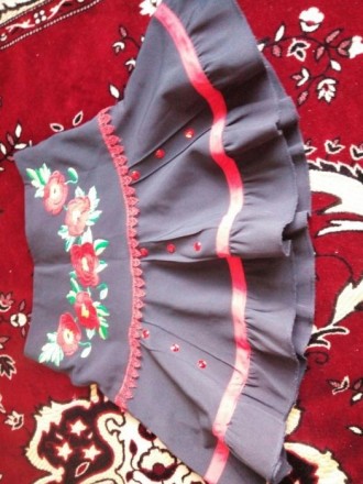 Очень красивая,нарядная школьная юбочка тёмно-синего цвета с вышивкой на 2-3 кла. . фото 2