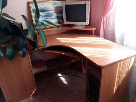 Продается письменный стол в хорошем состоянии. Очень вместительный. . фото 4
